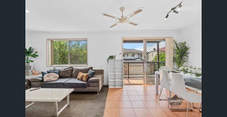 Stylish 3-Bedroom Townhouse Across Three Levels - Double Lock-Up Garage & Outdoor Living - Photo 4