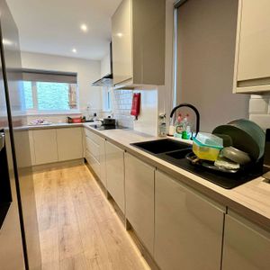 GREENBANK ROAD Room 4 - Photo 2