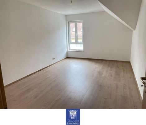 HÃ¼bsche Wohnung mit groÃer KÃ¼che und Tageslichtbad mit Wanne unterm Dach! - Photo 1