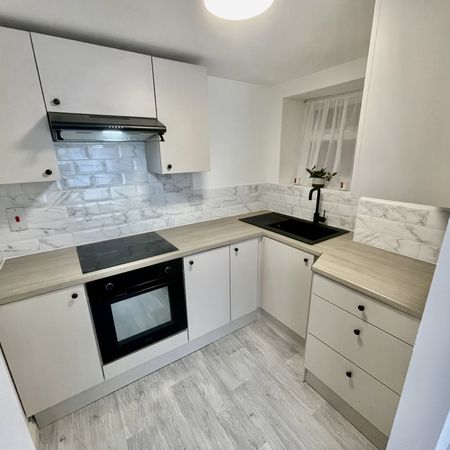 Newly Refurbished Stunning 1 Bedroom Apartment - Photo 3