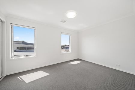 13 Sliprail Street, Lawson ACT 2617 - House For Rent | Domain - Photo 4