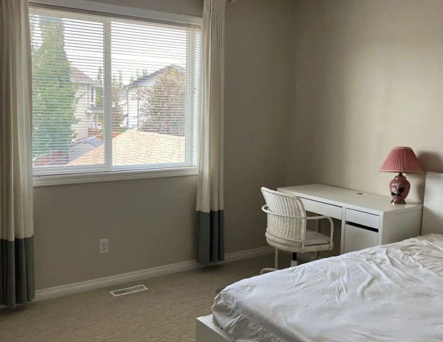 A Private Furnished Master Bedroom Near South Health Campus in Auburn Bay — 1 Bedroom Room For Rent - Photo 1