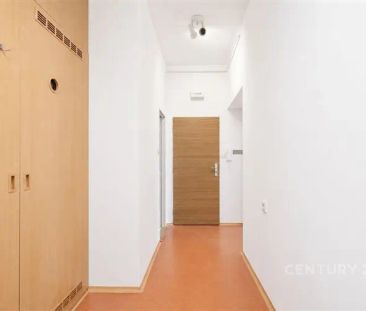 Hledáte prostorný byt, kde budete mít vše potřebné na dosah? Ocenít... - Fotografie 4
