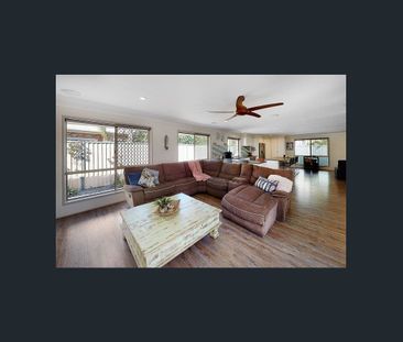 Spacious Family Living with Pool in a Cul-de-Sac - Photo 2