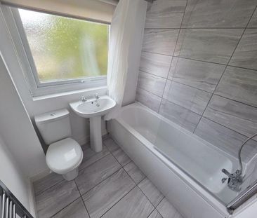 3 bedroom end of terrace house to rent - Photo 4