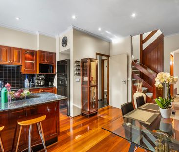 Modern Two‑Storey Townhouse in a Prime Inner‑City Location - Photo 4