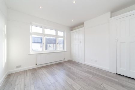 3 bedroom flat to rent - Photo 4