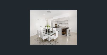 Luxury Penthouse Living in Brisbane City-3-bedroom, 2-bathroom with 2 secure car - Photo 4