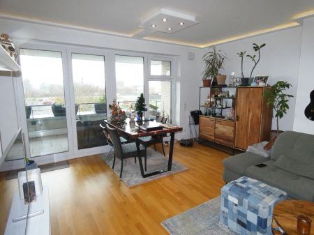 Moderne 2-Zimmer-Wohnung mit großer Sonnenloggia, Aufzug und Rheinblick - Photo 2