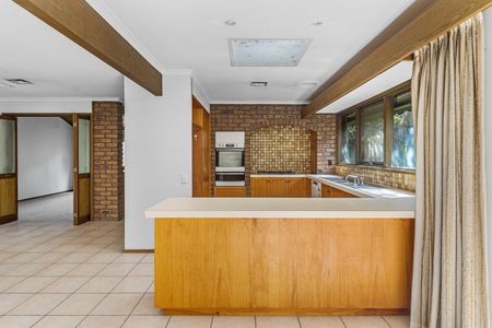 SPACIOUS FAMILY LIVING – PERFECT LOCATION - Photo 4