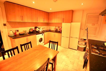 7 Bed - 16 Chestnut Avenue, Hyde Park, Leeds - LS6 1BA - Student - Photo 2