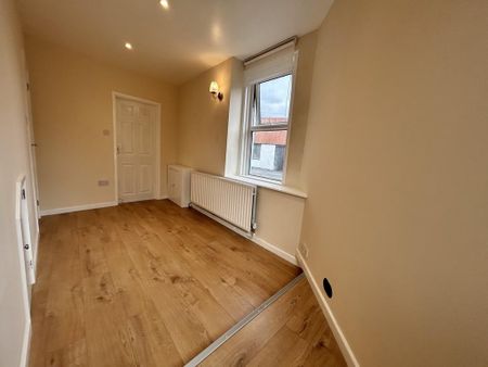 2 bedroom end of terrace house to rent - Photo 2
