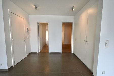 ONGEMEUBELD - Woonappartement in een rustige residentie, op de Lippenslaan (10m façade!). - Photo 4