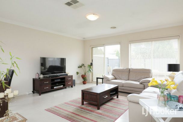 33 Florey Avenue, Point Cook VIC, Belconnen - Photo 1