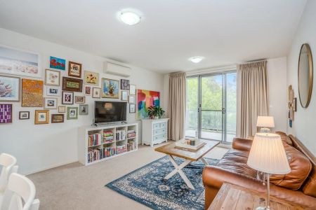 Light-Filled One Bedroom Apartment in Prime Woden Location - Photo 3