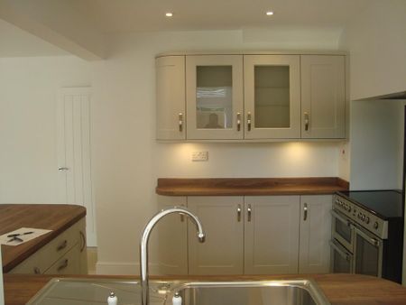 5 bedroom detached house to rent - Photo 2