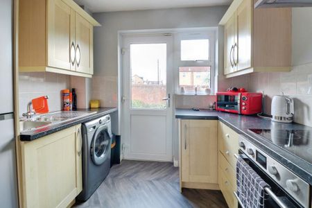 2 bedroom semi-detached house to rent - Photo 5