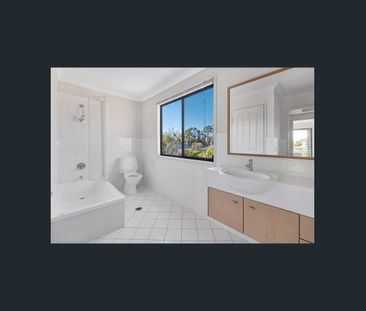 Spacious 3 Bedroom Townhouse with Private Fenced Yard! - Photo 2