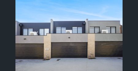 Spacious 3-Bedroom Family Townhome in Prime Location!! - Photo 5