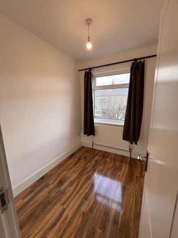 3 Bed Terraced House, Mortlake Road, IG1 - Photo 3