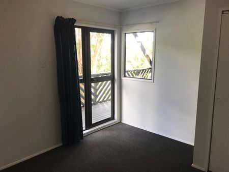 Refurbished Spacious 4-Bedroom Family Home with Valley Views - Photo 5