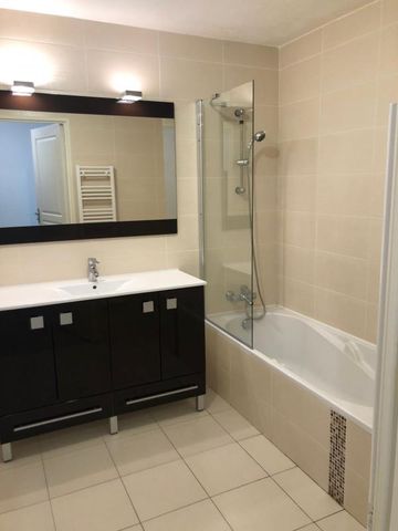 Location Appartement 2 pièces 42m² ST LAURENT DU VAR 06700 - Photo 3