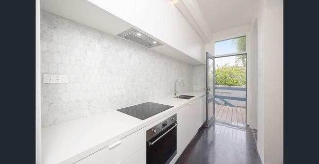 Charming Victorian residence in prime city-fringe location - Photo 1