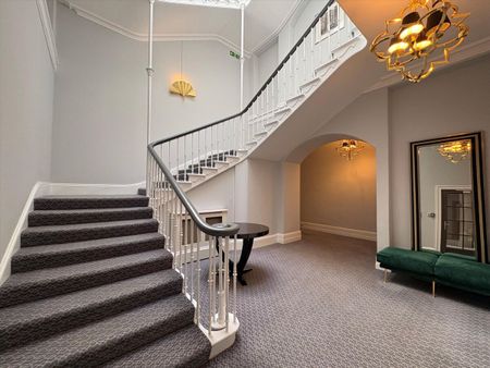 A charming 3 bedroom penthouse apartment in the prestigious Wentworth Estate. - Photo 3