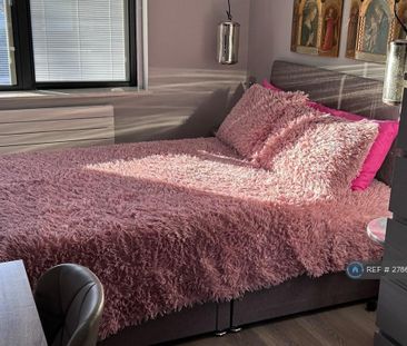 1 bedroom in a flat share to rent - Photo 3