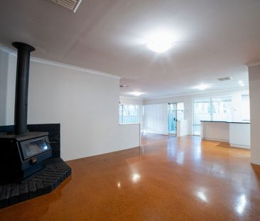 Spacious Family Haven with Charm, Comfort & Fruit Trees – A Perfect... - Photo 1