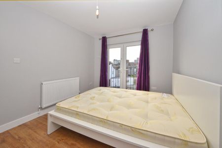 3 bedroom flat to rent - Photo 4