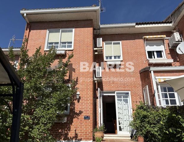 Luxury House for rent in Villafranca del Castillo, Autonomous Region of Madrid - Photo 1