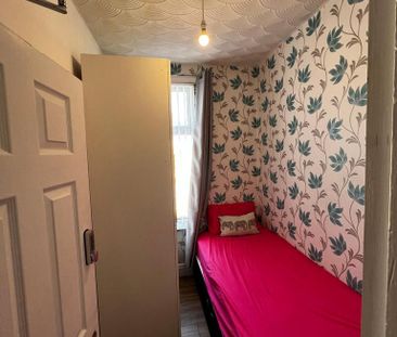 4 bedroom terraced house to rent - Photo 5