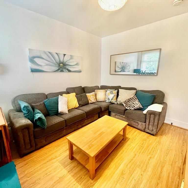 1 bedroom in a house share to rent - Photo 1