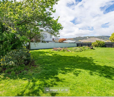Renovated house with ample backyard & Parking - Photo 2