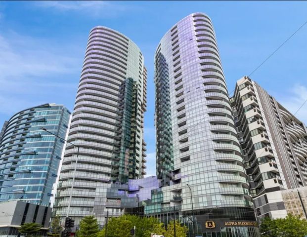 Stylish 1-Bedroom Unit with Stunning Views in Docklands - Photo 1