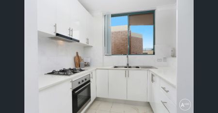 Sub-Penthouse Living - Photo 4