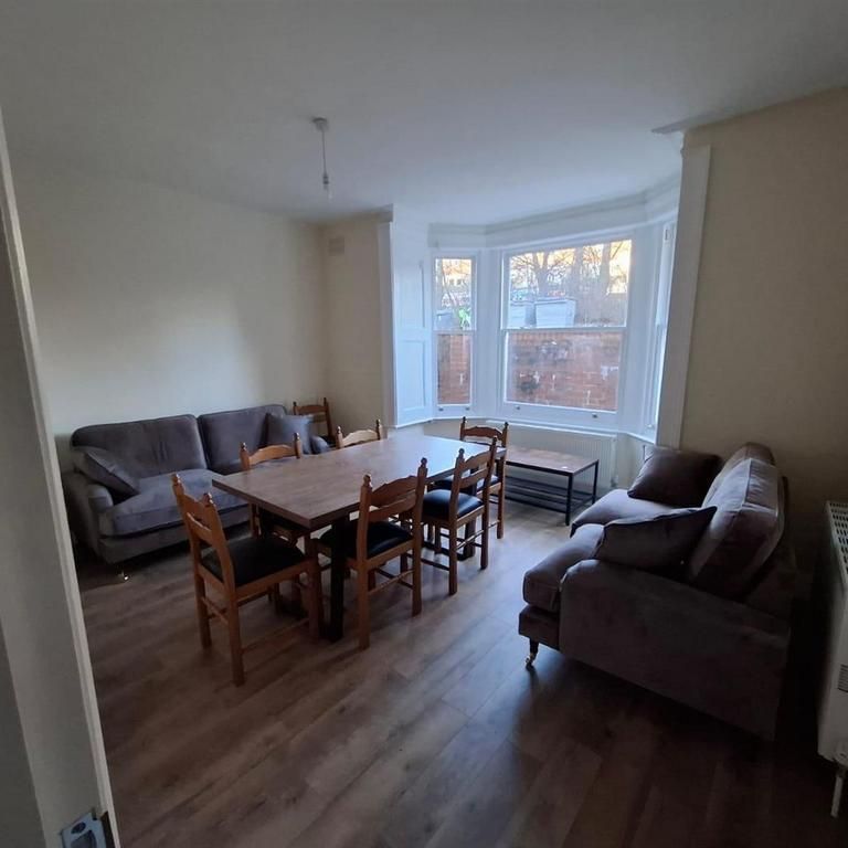 3 bedroom flat to rent - Photo 1