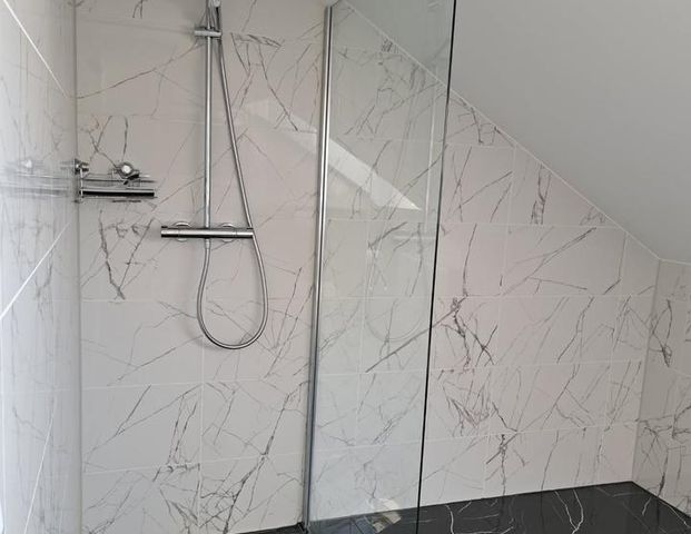 Großzügige und helle 2-ZW mit EBK, offenem Kamin und Balkon - Photo 1