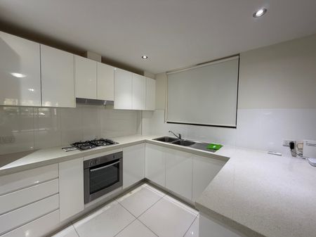 Beautiful Freshly Painted 2 Bedroom Unit, Fantastic Location, Brand New Carpet Throughout! - Photo 4