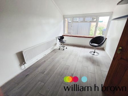 Bishopsfield, Harlow - Photo 3