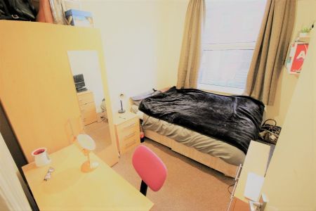 4 Bed - 4 Village Avenue, Burley, Leeds - LS4 2NT - Student - Photo 3