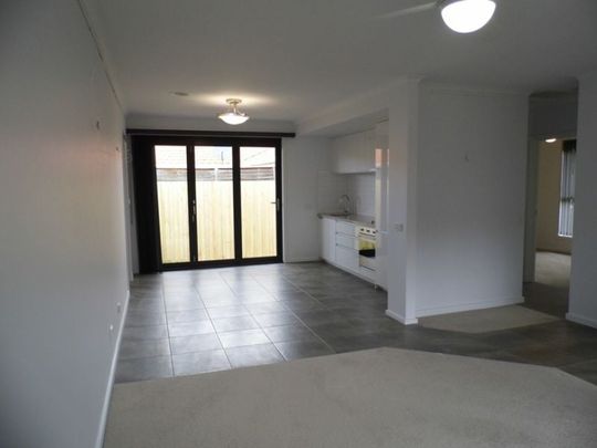 Refurbished two bedroom unit in quiet and convenient location - Photo 1