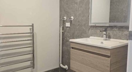 Huge studio now available. - Photo 3