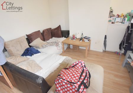 2 Bedroom Mid Terraced House - Photo 2