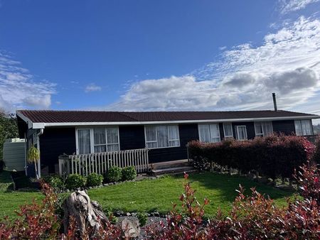 Charming 4BR lifestyle Home w/ Courtyard & Deck - Photo 5