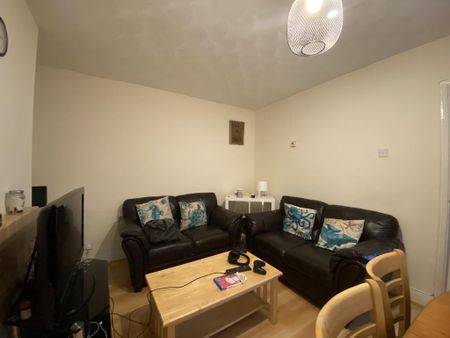 5 bedroom semi-detached house to rent - Photo 2