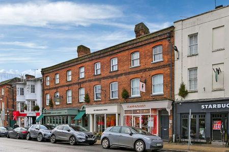 A beautifully presented first floor refurbished apartment in the heart of Marlow town centre. - Photo 3