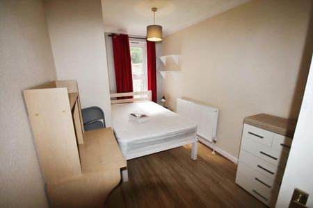 1 bedroom in a house share to rent - Photo 2