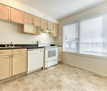 91 Coachway Gardens SW, Calgary - Photo 3